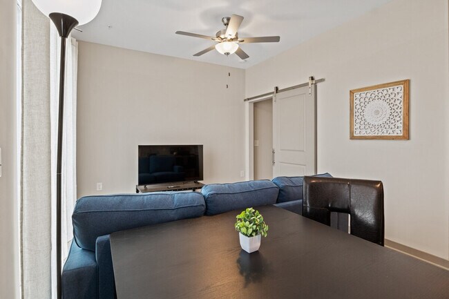 Foto del edificio - 1607 Centennial Park Blvd