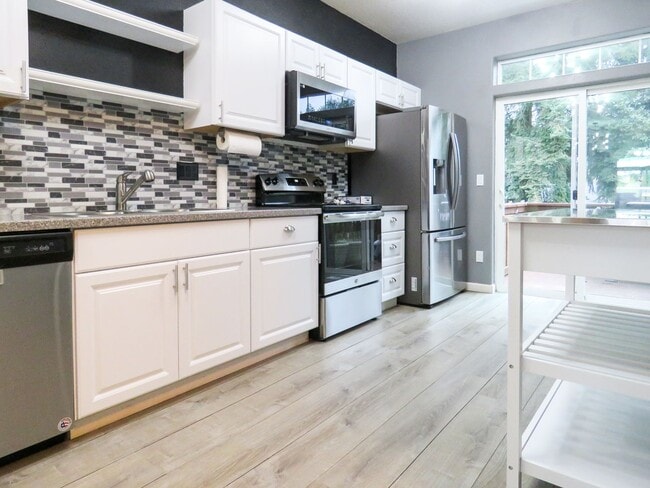 Building Photo - 2 Bedroom Plus Bonus Room - Tigard Townhom...