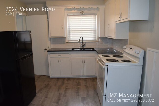 Building Photo - REMODELED TOWNHOME IN GROSSE POINTE WOODS ...