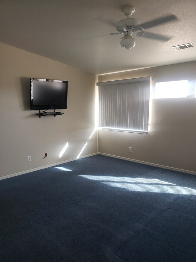 Building Photo - 3 bd 2 bath Golf Course Living