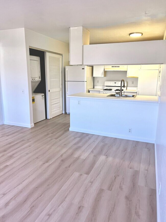 Foto del edificio - Palm Villas -  1 Bedroom w/ Parking, New V...