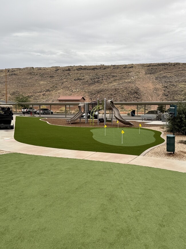 Putting Green and Playground - La Vida at Sienna Hills