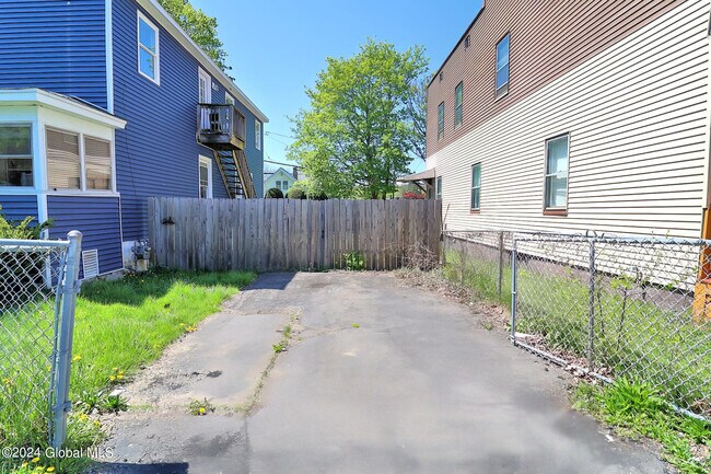 Building Photo - 1541 8th Ave