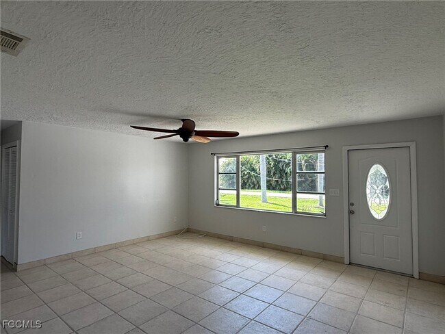 Foto del edificio - 7440 Tropical Ln