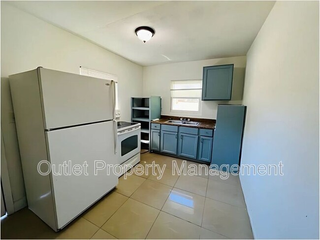 Photo - 918 E 10th St Apartment