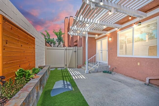 Building Photo - Downtown Huntington Beach Townhome