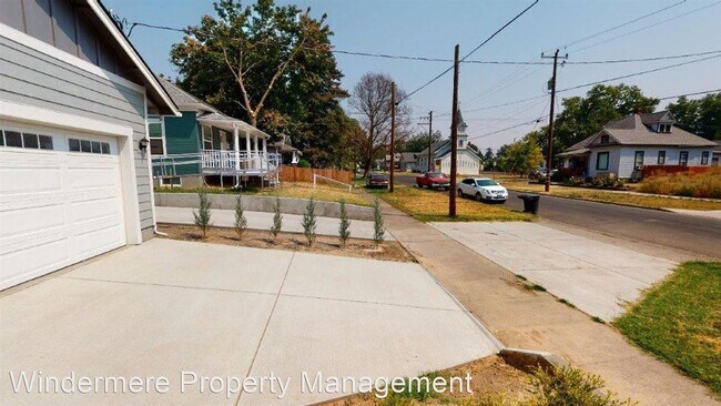 Foto del edificio - 4 br, 2 bath House - 122 W. Maple Street