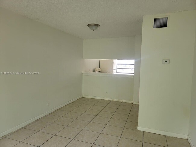 Building Photo - 4022 Lakeside Dr