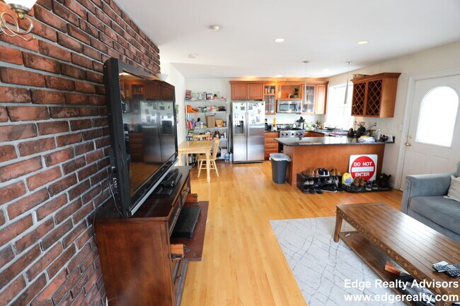 Building Photo - 15 Vineland St