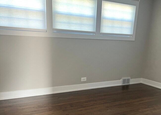 Building Photo - 710 S Elmhurst Rd