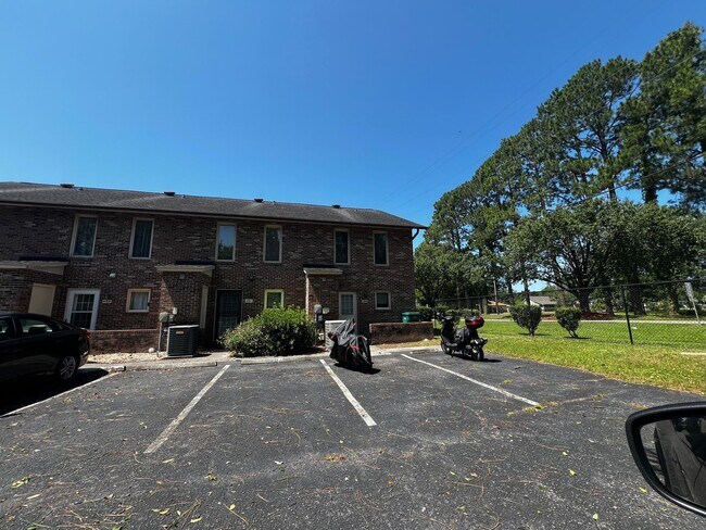 Building Photo - 2-Bedroom, 2-Bath Townhouse
