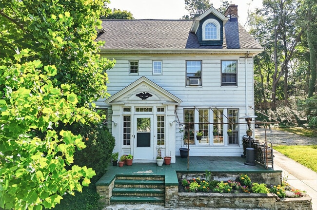 Building Photo - 2341 S Overlook Rd