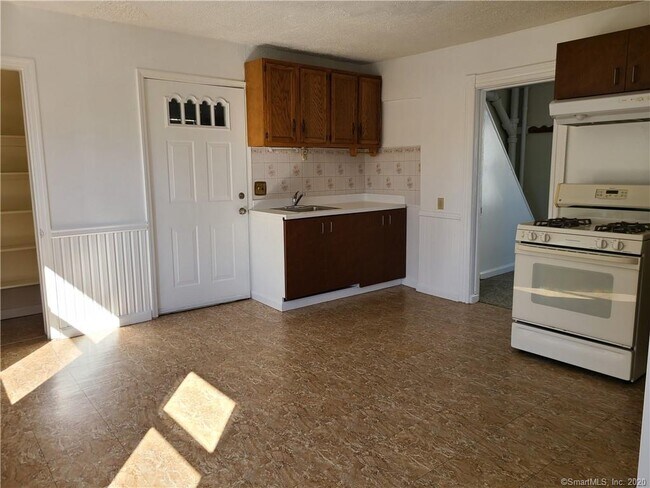 Building Photo - 39 Van Zant St