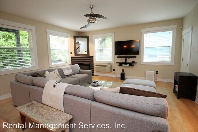 Building Photo - 3 br, 2.5 bath House - 223 NE Ivy Street #C
