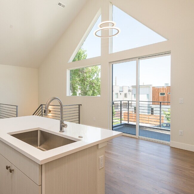 Foto del edificio - Modern 3 bed / 2.5 bed farmhouse townhome below market rent value