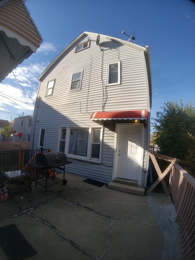 Building Photo - 930 W 29th St
