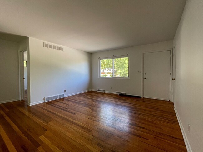 Foto del edificio - {10105} Charming 2 bedroom + 1 car garage + updated bathroom