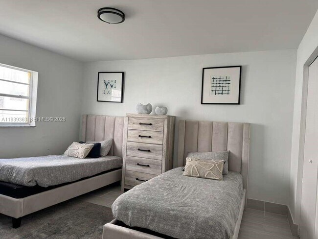 Foto del edificio - 955 W 74th St