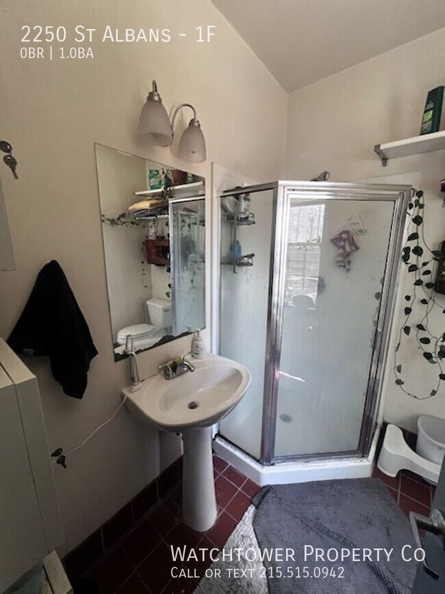 Building Photo - Spacious and Bright Studio with private ou...