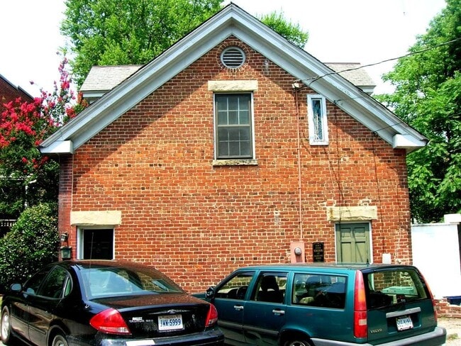 Building Photo - -- AVAILABLE SEPTEMBER 4TH -- 2 BR / 1 BA Beautiful Historic Carriage House on Monument Ave! Avai...