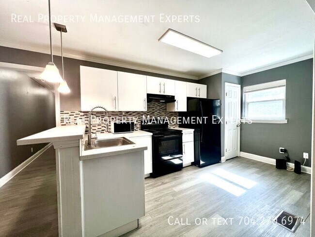 Building Photo - 2501 Eastway Dr