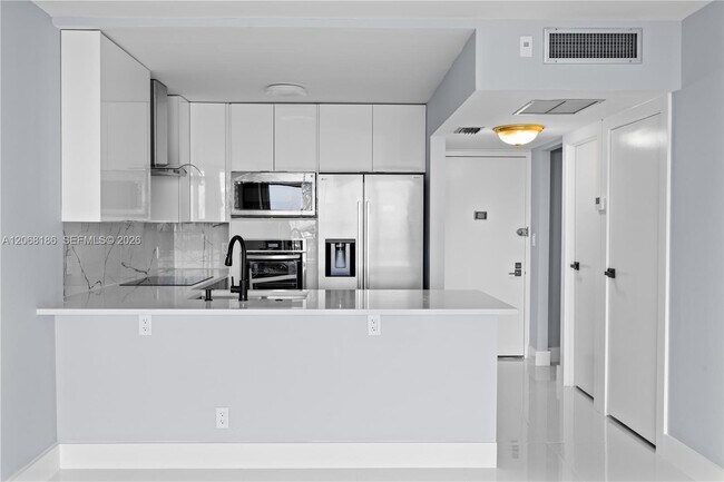 Foto del edificio - 20335 W Country Club Dr
