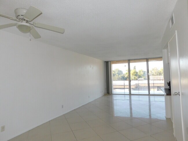 Building Photo - 6979 Palm Ct