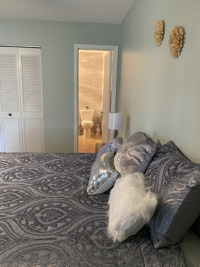 Master bedroom, master bathroom - 103 Royal Oak Dr