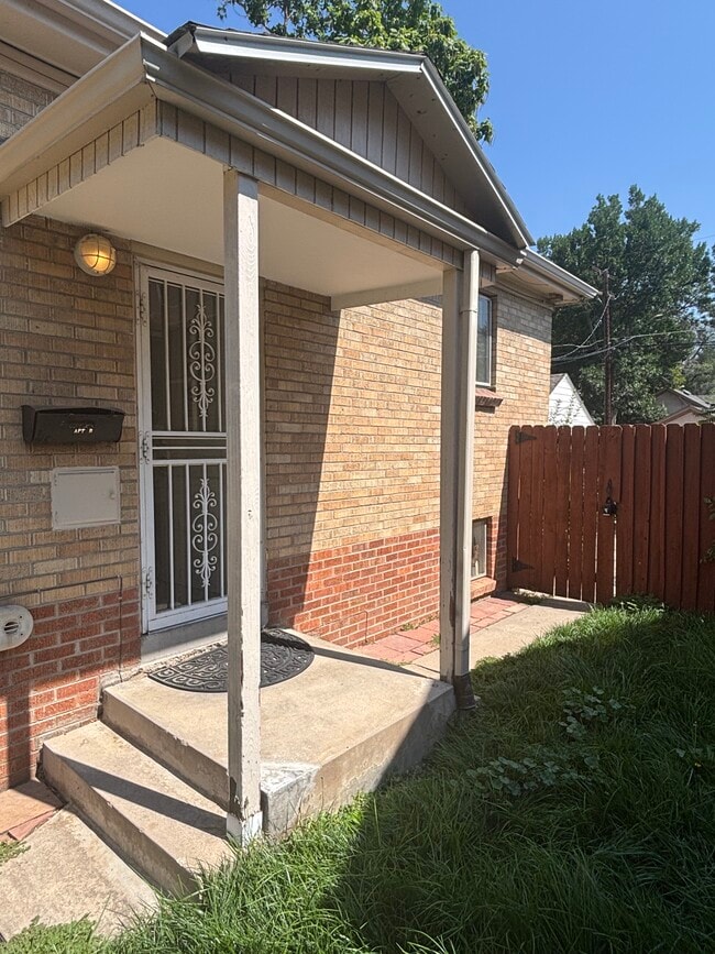 Private entrance - 1440 Eudora St