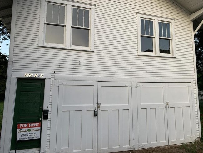 Building Photo - 139 1/2 S. Lowry