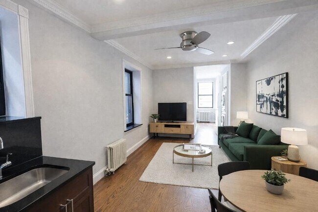 Building Photo - 325 E 5th St