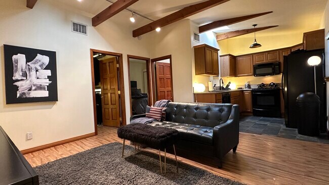 Foto del edificio - 26065 Adamor Rd