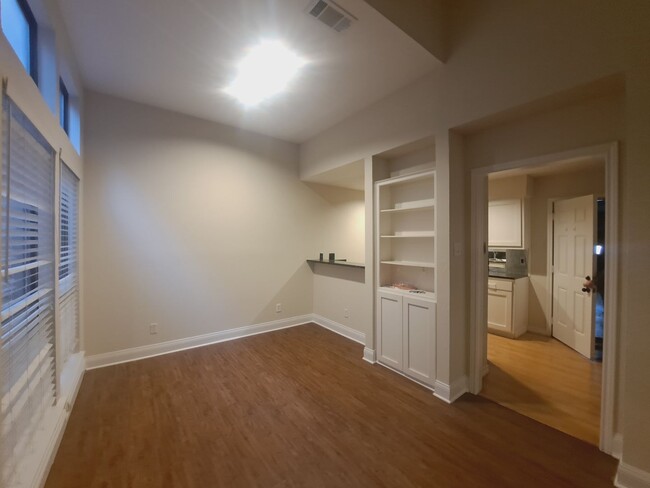 Building Photo - Location Location Location!  Beautiful 2/2...