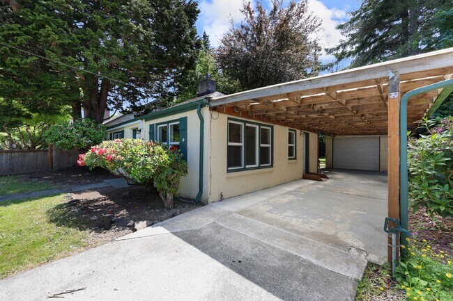Foto del edificio - MOVE IN READY! A/C home with 2 bed, 1 bath...