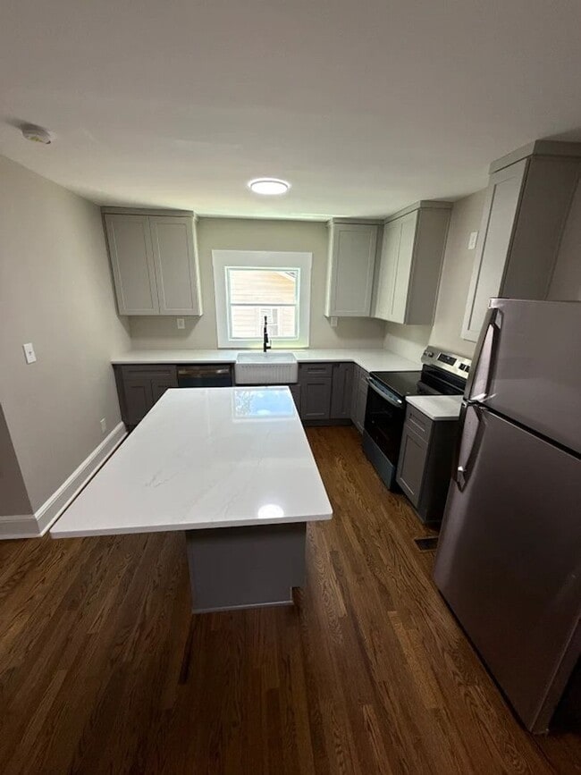 Building Photo - 4 Bed 2 Bath in Roswell!
