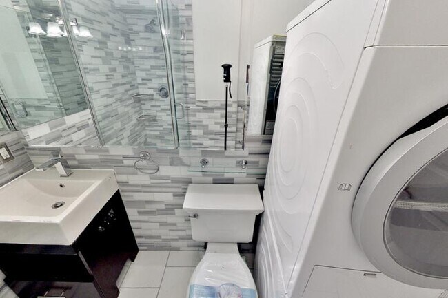 Foto del edificio - 410 E 13th St