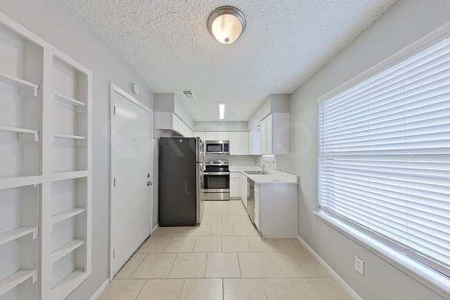 Building Photo - 1117 Saturn Dr