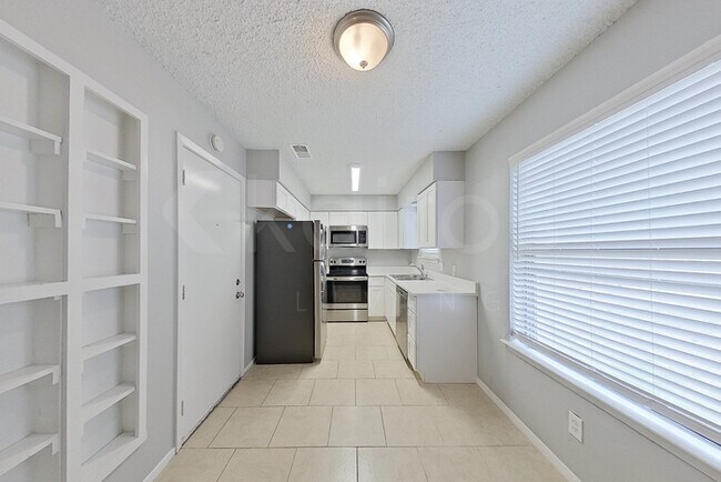 Foto del edificio - 1117 Saturn Dr