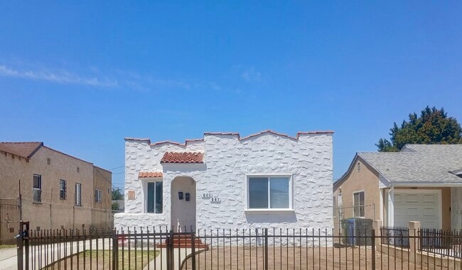 Building Photo - 647 W 112th St