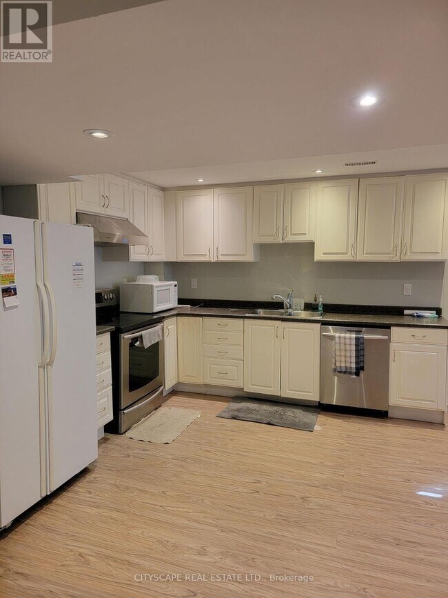 Photo du bâtiment - 593 Ray Lawson Blvd