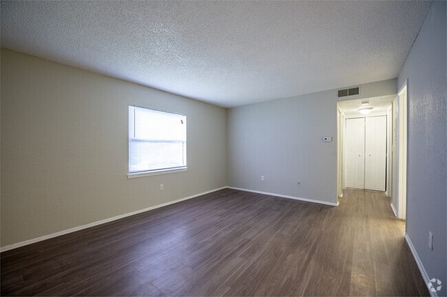 2BR, 2BA - 900SF - Living Room - The Apartments at Oak Creek