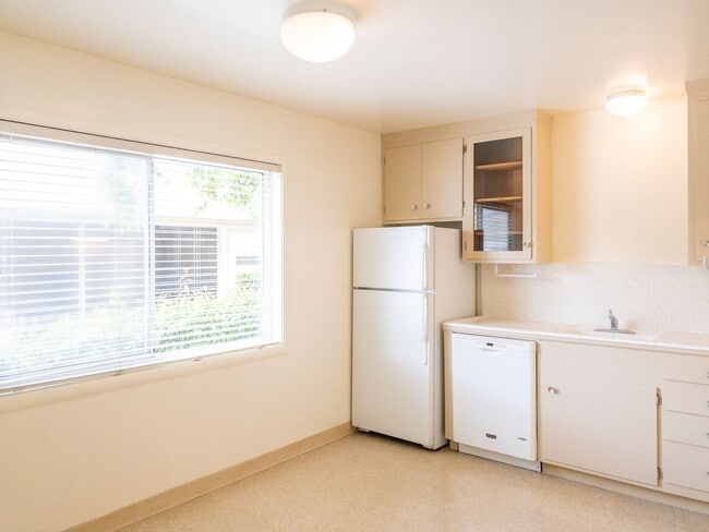 Building Photo - Immaculate 1BR/1BA! Downtown San Anselmo! ...