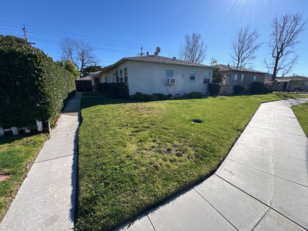 Foto principal - 1706 N Hollywood Way