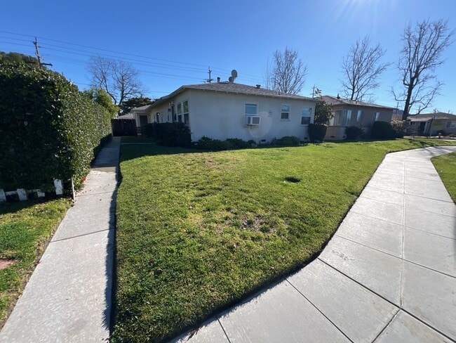 Building Photo - 1706 N Hollywood Way
