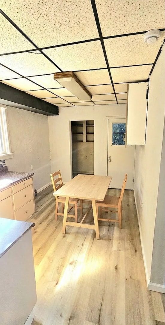 Building Photo - Spacious 5-Bedroom Bellevue Home with Sunroom & Massive Backyard