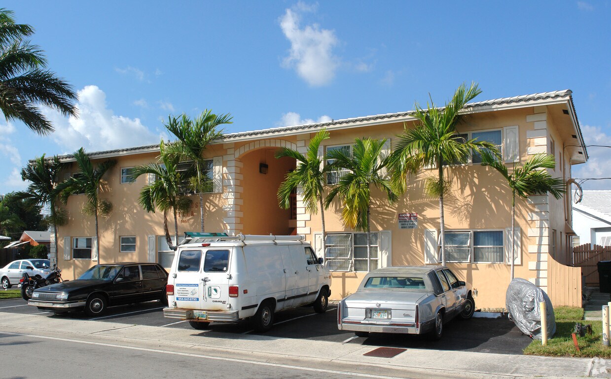 Primary Photo - Pincrest Villa
