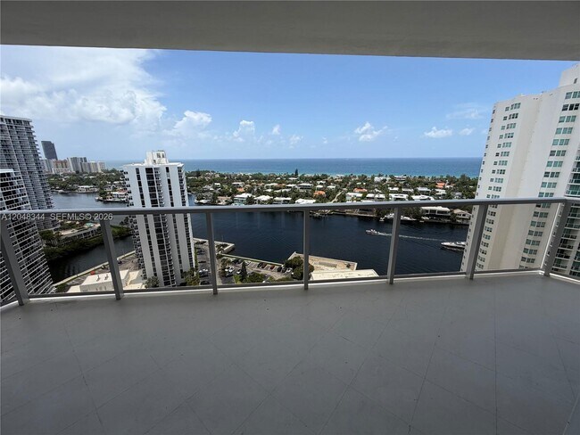 Foto del edificio - 20281 E Country Club Dr