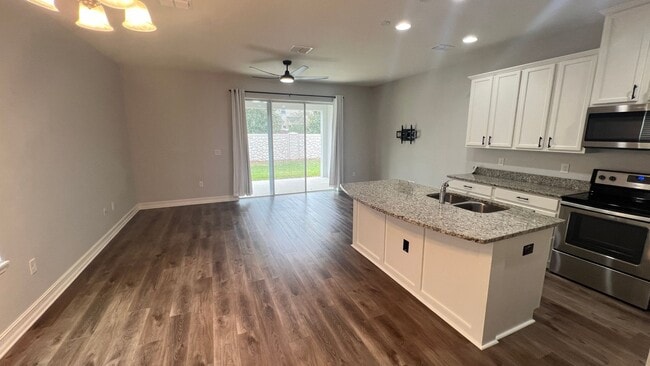 Building Photo - Beautiful 3 Bedroom and 2 1/2 Bath Townhom...