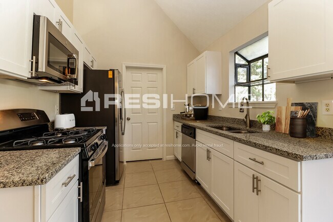 Building Photo - 1572 Carriage Ln