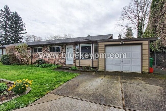 Photo - 3 Bed, 1 Bath Duplex With Fenced Yard in Gresham Near Gresham High School House
